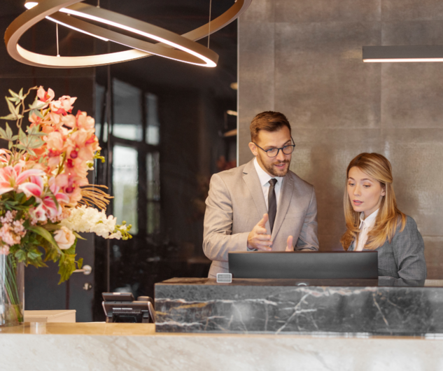 Rezeptionisten an ihrem Arbeitsplatz im Hotel