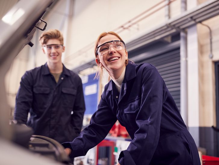 Sicheres Arbeiten an Fahrzeugen mit Hochvolt-Systemen gemäß ÖVE R19