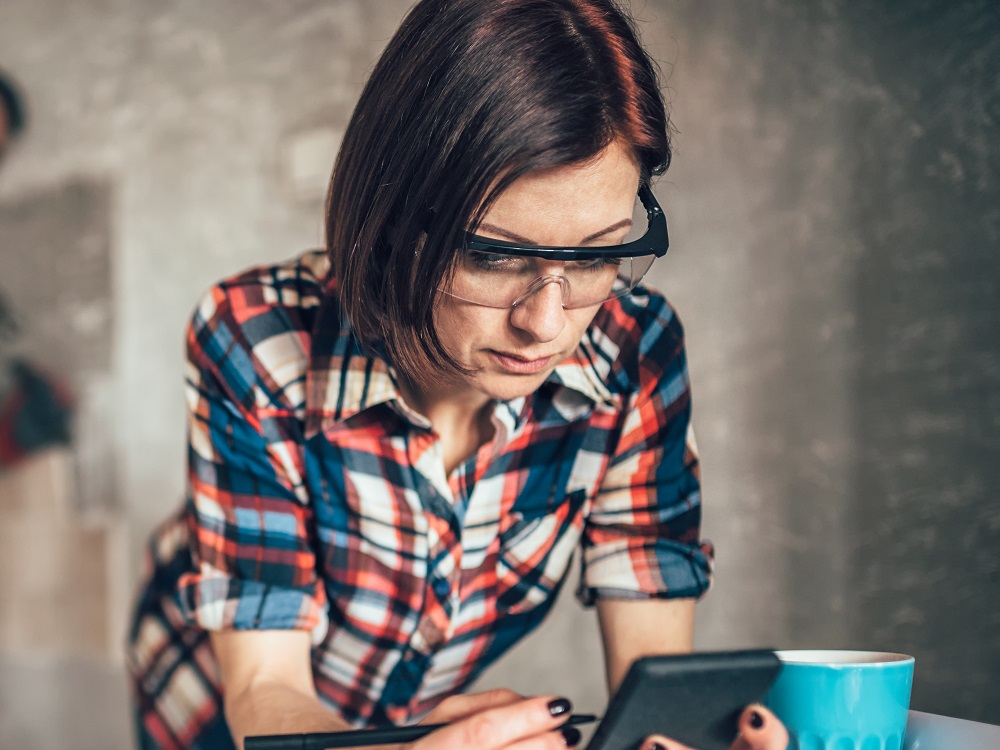 Bautechnische Assistentin bei der Arbeit